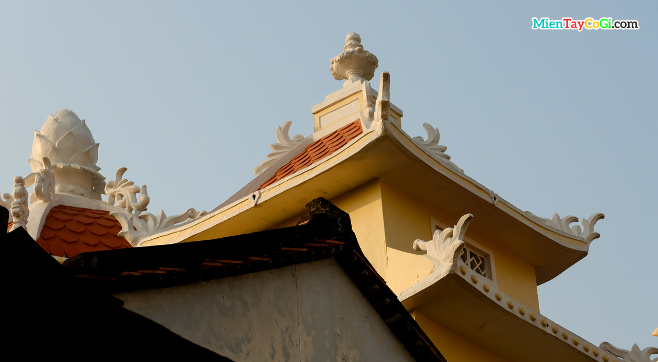 Phần mái của chánh điện chùa Hội Linh