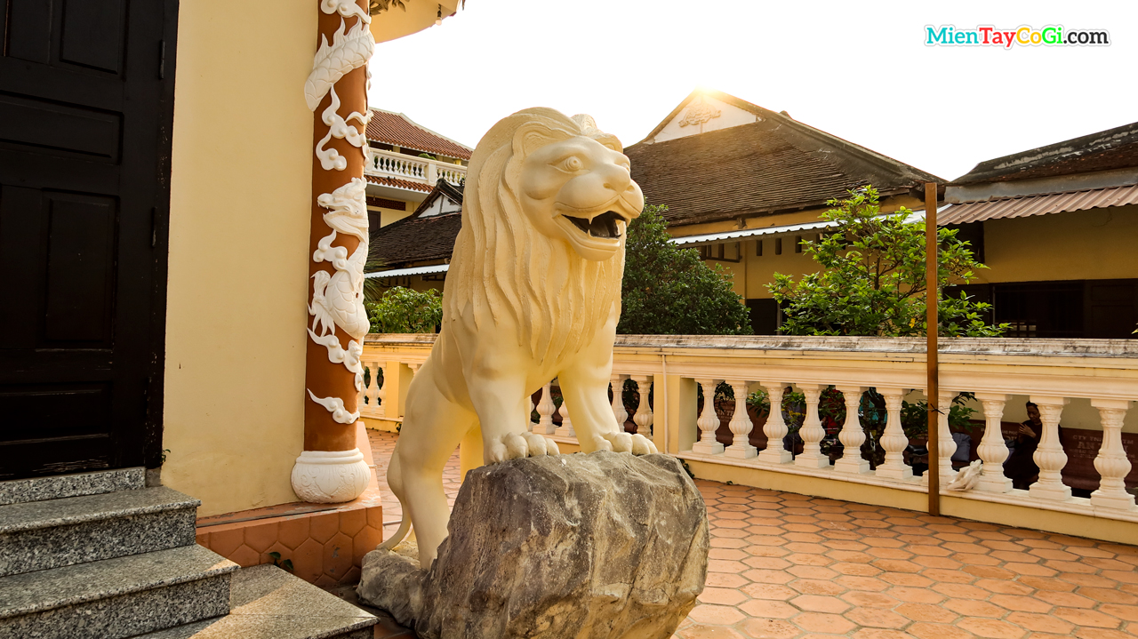 Sư tử đá trước bảo tháp chùa Hội Linh