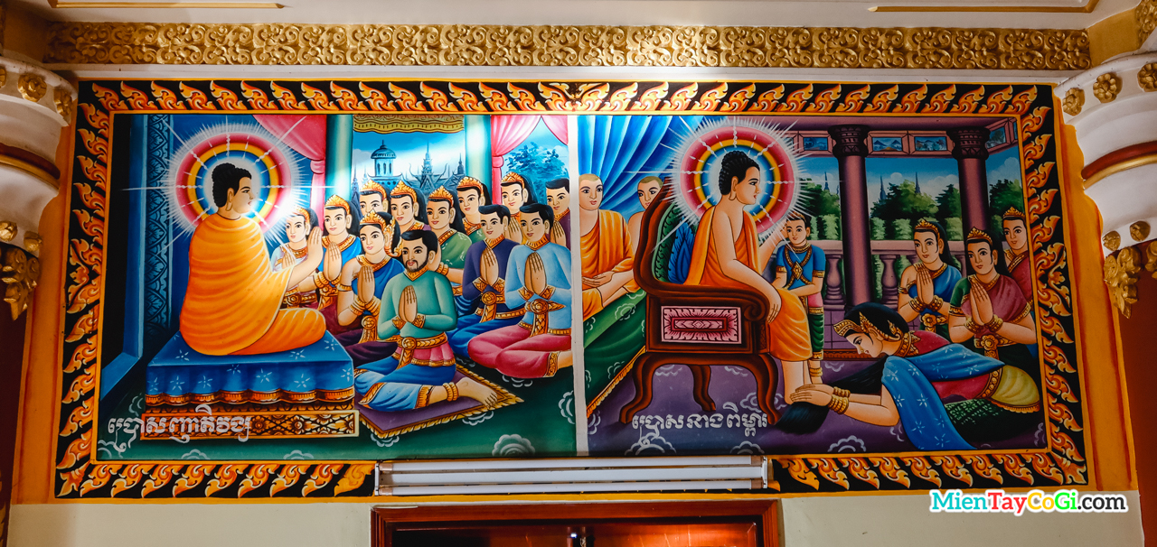 Trên trần nhà chánh điện vẽ nhiều bức tranh nói về những câu chuyện của đức Phật