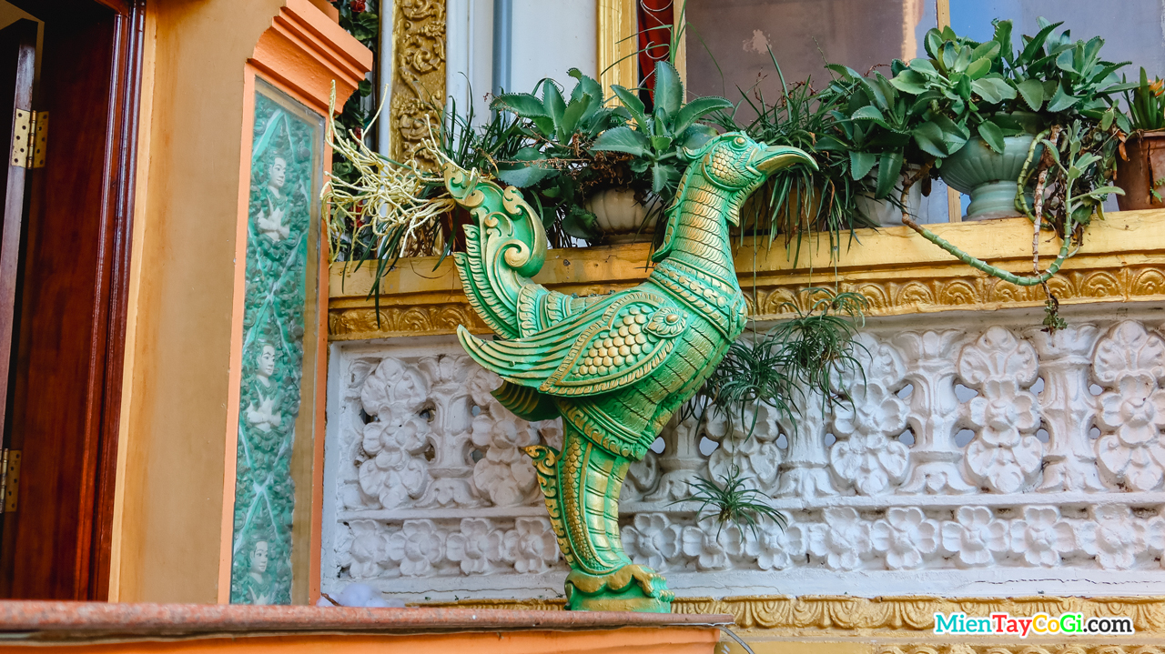 Tượng chim thần Drud ở ngoài chánh điện chùa Pitu Khosa Rangsay