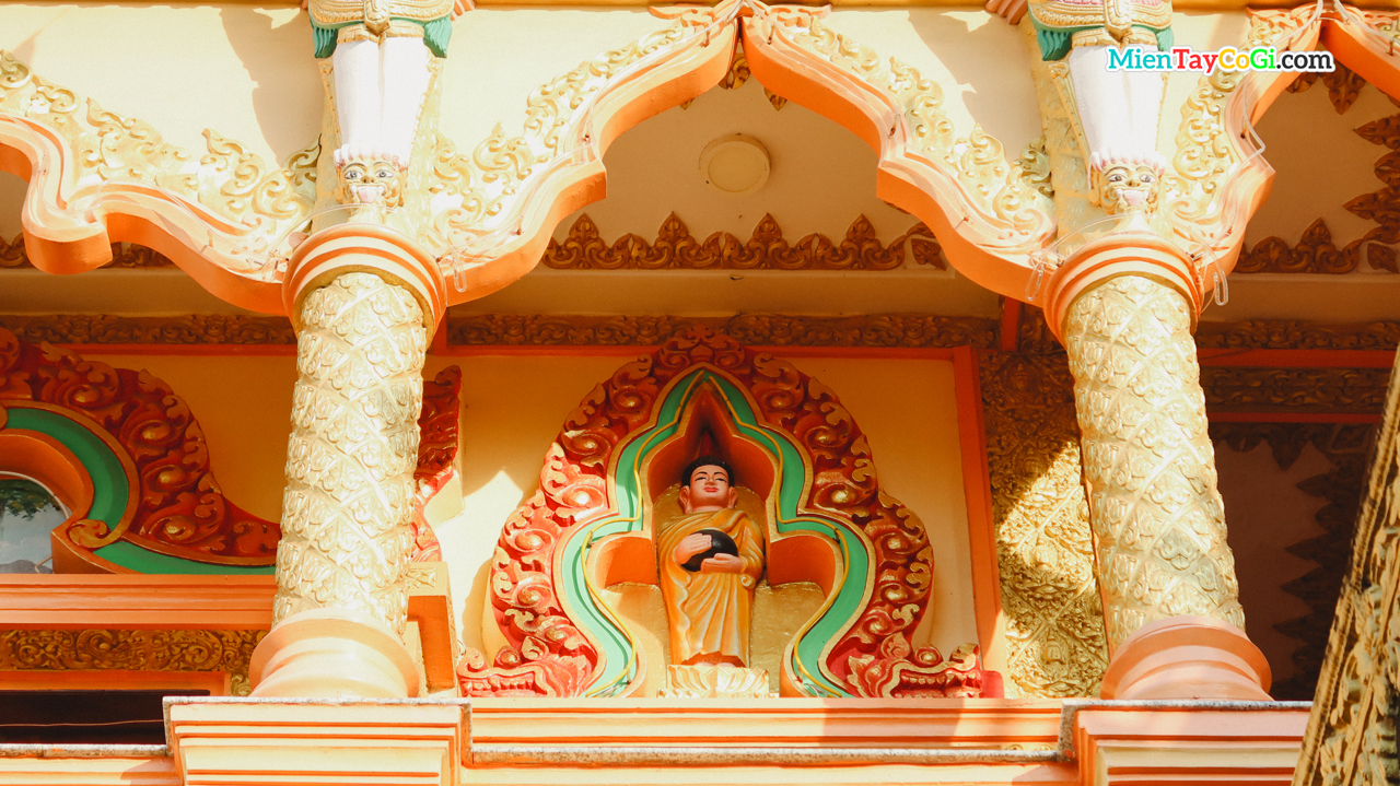 Tượng Phật bên trên trần nhà Chánh điện chùa Khmer bờ hồ xáng thổi