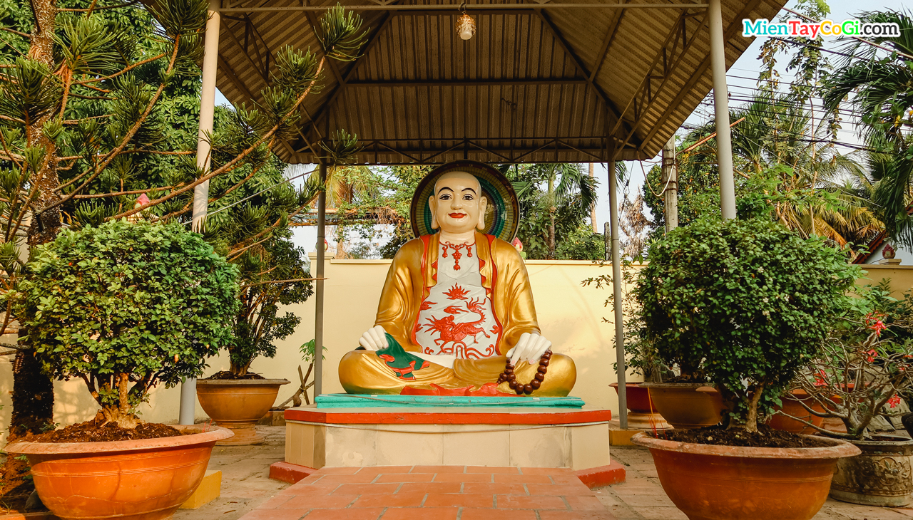 Tượng Phật Di Lặc ở bên trong khuôn viên chùa Hội Linh Cổ Tự Cần Thơ