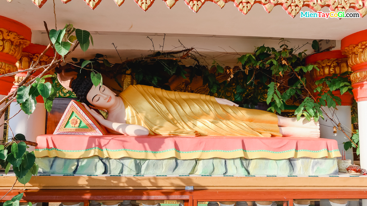 Tượng Phật Thích Ca tư thế nằm ở chùa Khmer bờ hồ Xáng Thổi