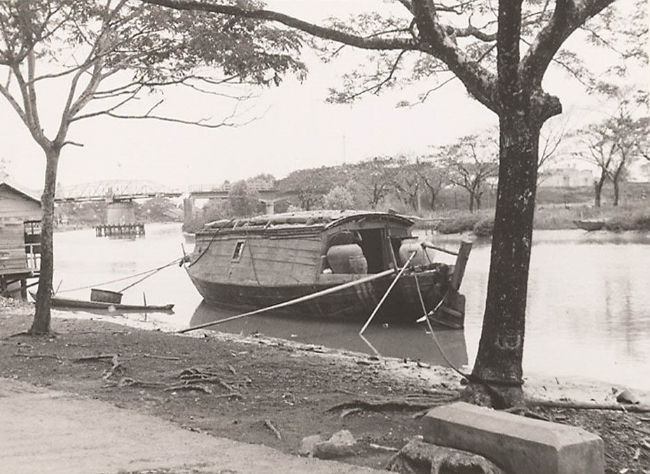 Sông Cà Mau và cầu Quay năm 1946