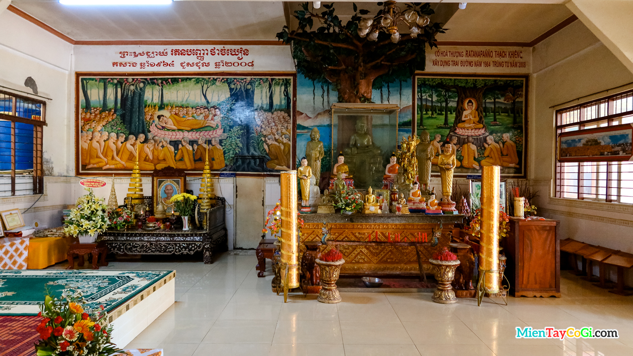Bàn thờ ở trai đường chùa Pothisomron Ô Môn