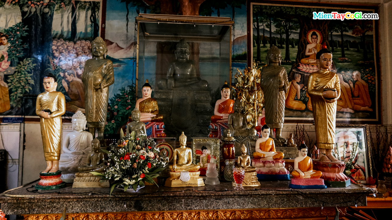 Bàn thờ Phật Thích Ca ở trai đường chùa Khmer Ô Môn