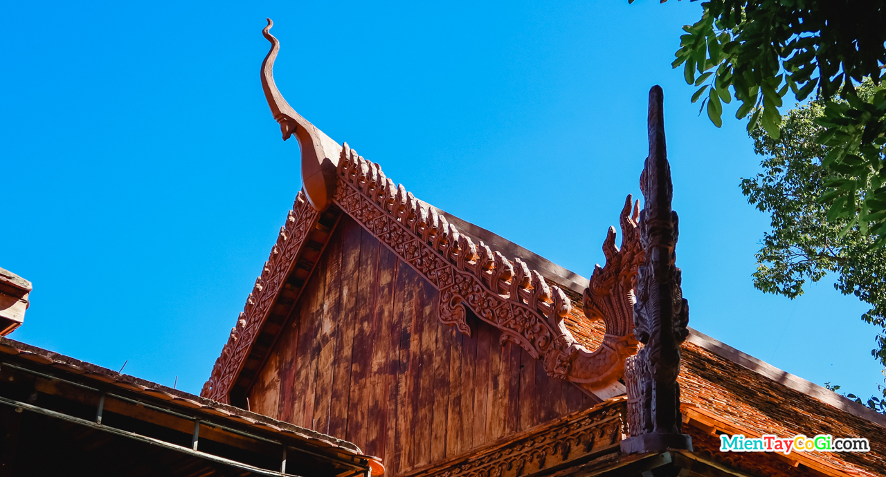 Mái cổ làm bằng gỗ ở chùa Pothisomron