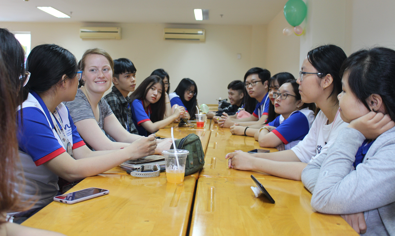 Sinh viên HVUH thảo luận cùng giáo viên nước ngoài
