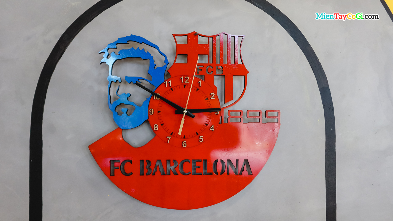 Trang trí lạ m ắt với nhiều đồng hồ cùng logo clb bóng đá khác nhau