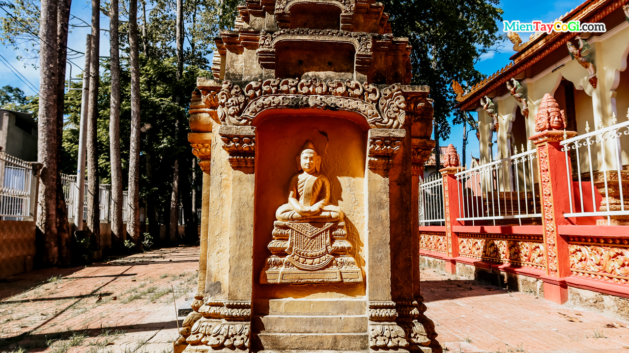 Tượng Phật khắc nổi ở tháp cốt