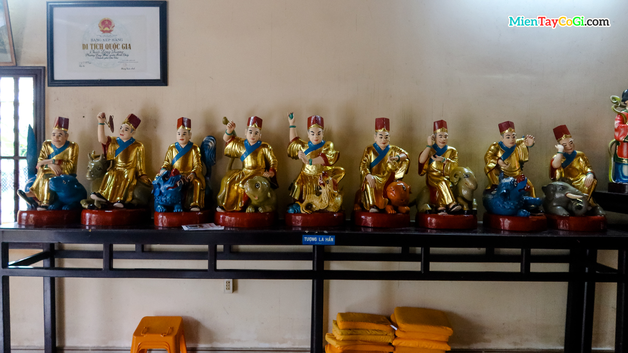 9 trong 18 tượng La Hán cổ xưa khác của chùa Long Quang cổ tự