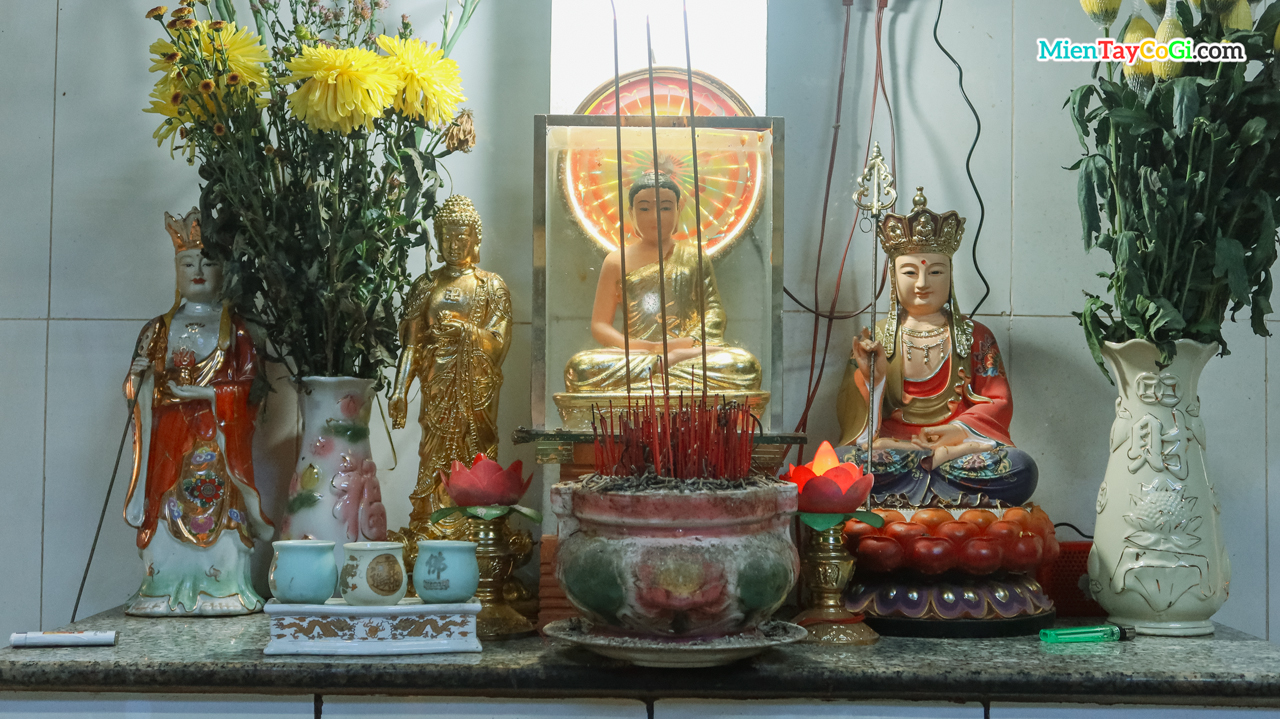 Bàn thờ Phật Thích Ca và Địa Tạng Vương ở nhà chứa tro cốt chùa Bửu Pháp