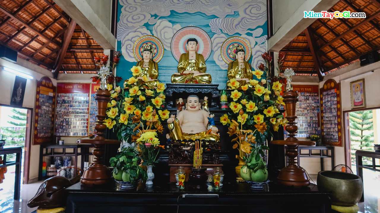 Bàn thờ Phật Tổ bên trong Chánh điện