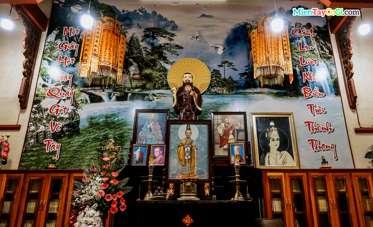 Bàn thờ Tổ sư chùa Thiên Quang