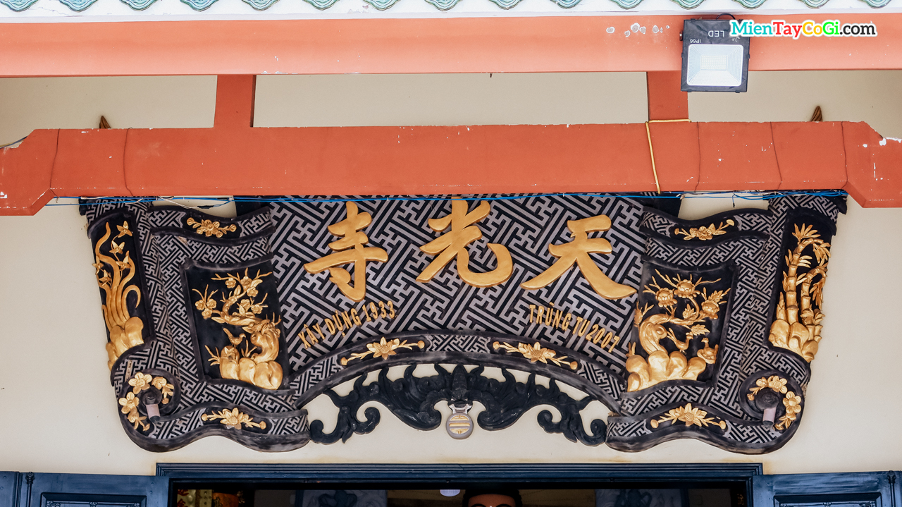 Biển hiệu ở chánh điện chùa Thiên Quang
