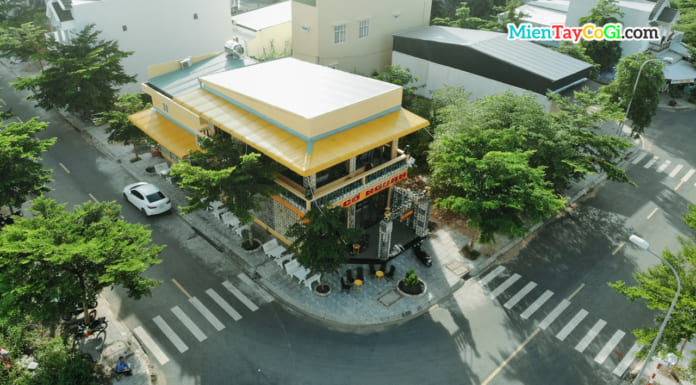 Quán cà phê Cổ Ngoạn Cần Thơ | 5000 cổ vật | 3000 chén dĩa ốp tường Cà phê Cổ Ngoạn là quán cafe trưng bày đổ cổ