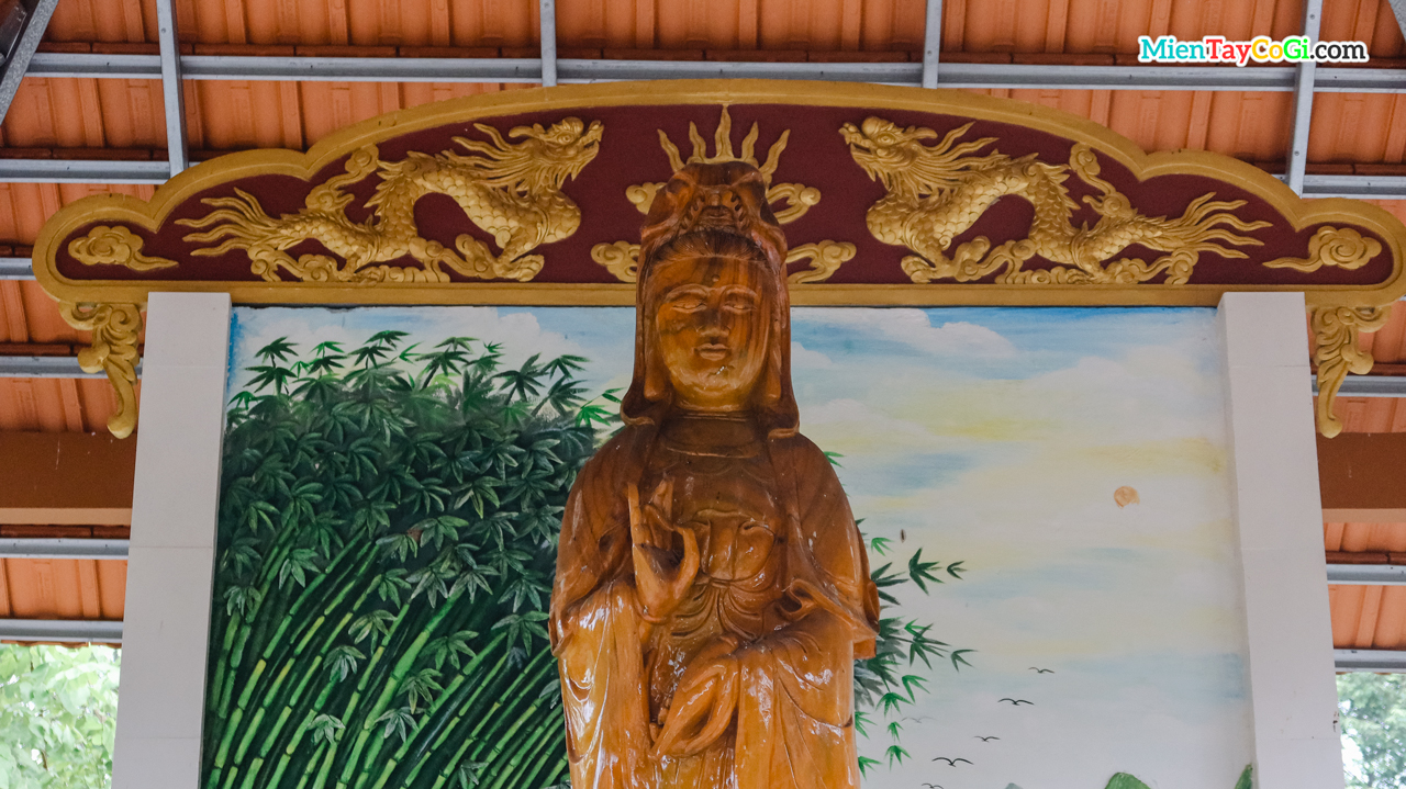 Chân dung tượng Quan Âm Bồ Tát bằng gỗ sau khuôn viên chùa