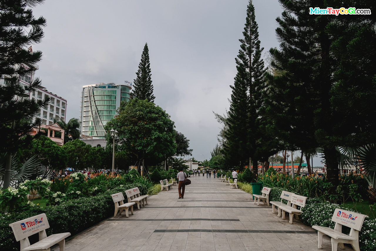 Con đường ở công viên bến Ninh Kiều