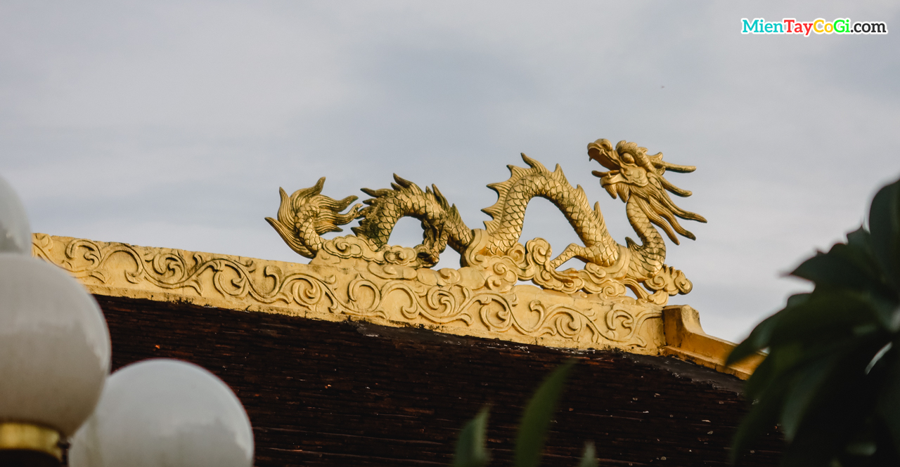 Điêu khắc rồng trên mái Hậu Liêu chùa Hiệp Minh