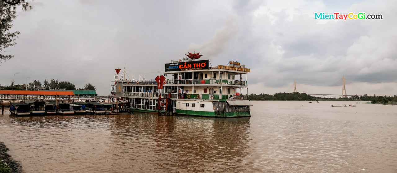 Du thuyền Cần Thơ neo đậu tại bến Ninh Kiều