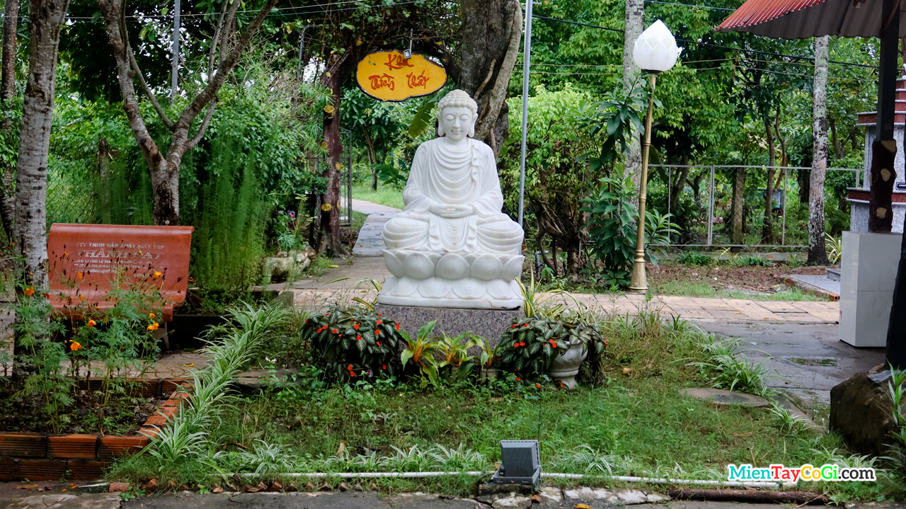 Mô phỏng Phât niết bàn dưới cây bồ đề ở chùa Long Quang Cổ Tự tại Cần Thơ