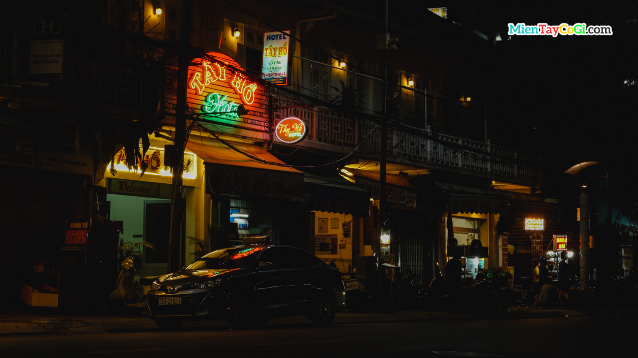 Một góc bến Ninh Kiều về đêm nhìn ra Tây Hồ hotel