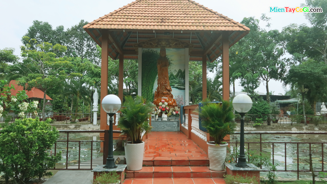 Nơi thờ tượng Bồ Tát bằng gỗ ở chùa Long Quang cổ tự Cần Thơ