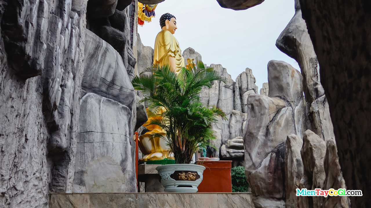 Tiểu cảnh núi non và Phật A Di Đà ở vườn chùa Thiên Quang