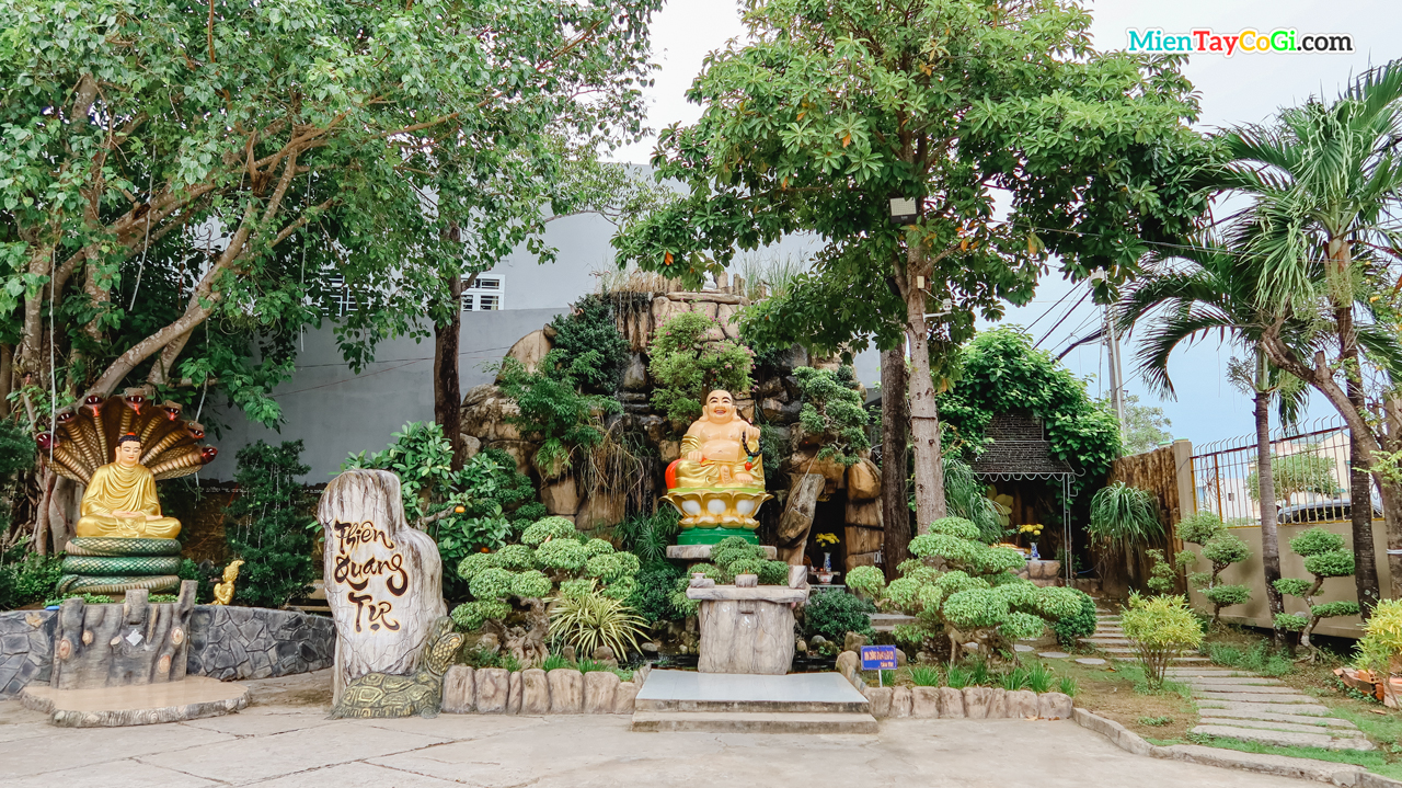 Trang trí bonsai ở vườn Thiên Quang Tự