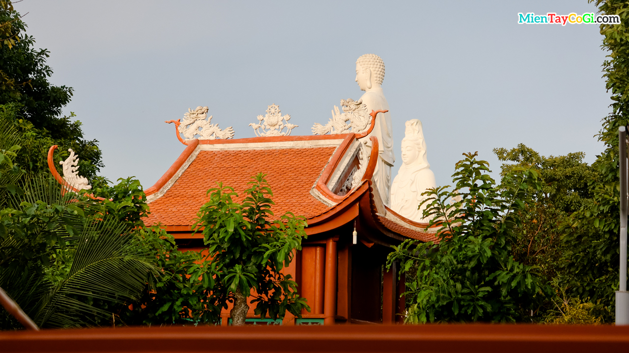 Nhìn từ chùa Hiệp Minh bạn có thể trông thấy Tây Thiên Nhất Trụ và 2 tượng Phật ở chùa Quang Xuân