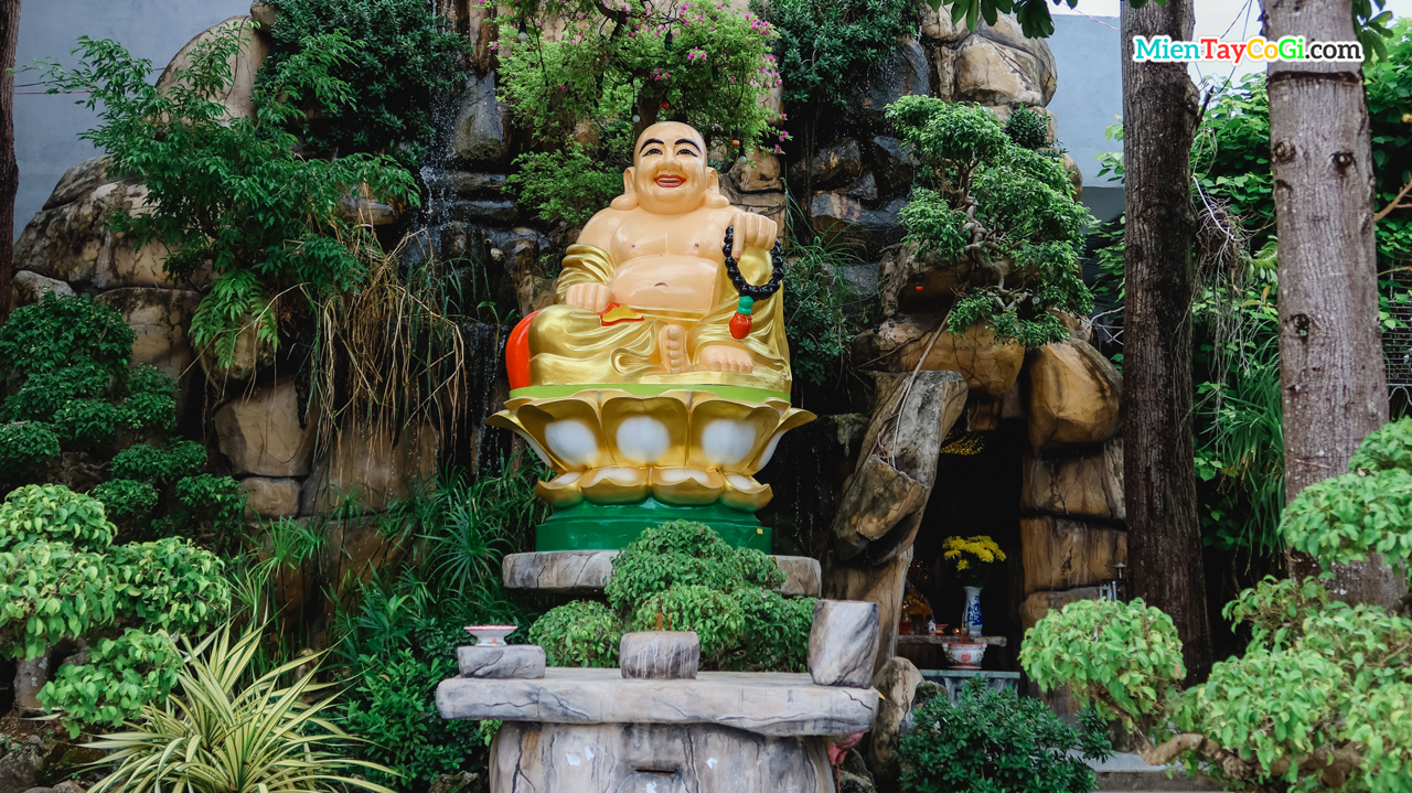 Tượng Phật Di Lặc ở ngoài vườn chùa Thiên Quang