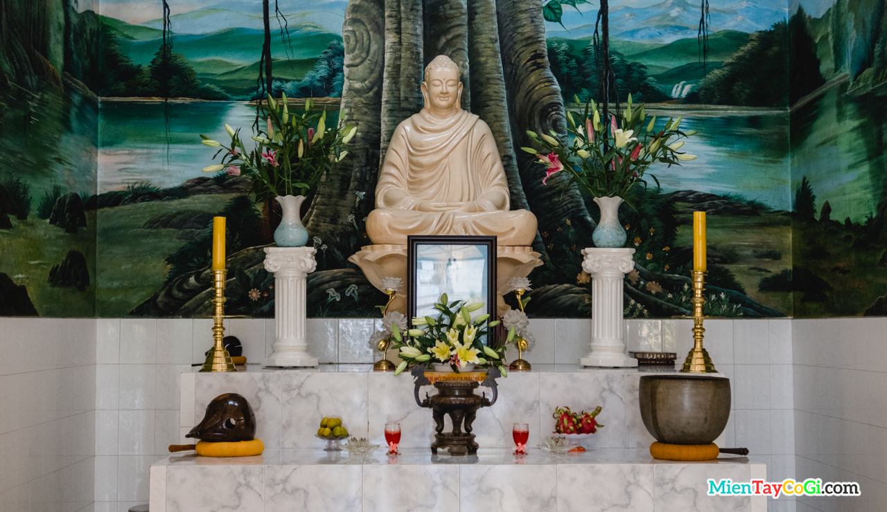 Bàn thờ Phật A Di Đà ở Chánh điện chùa