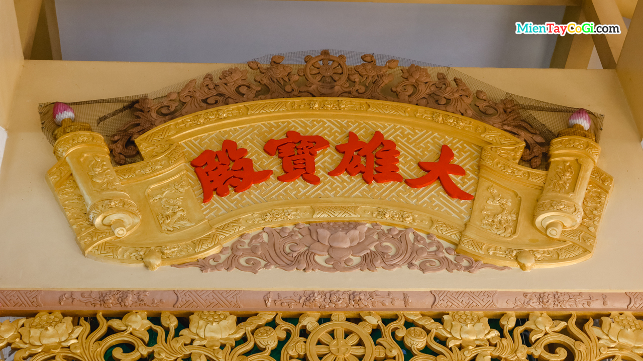 Bảng hiệu Đại Hùng Bửu Điện ở chùa Phước An bằng chữ Hán