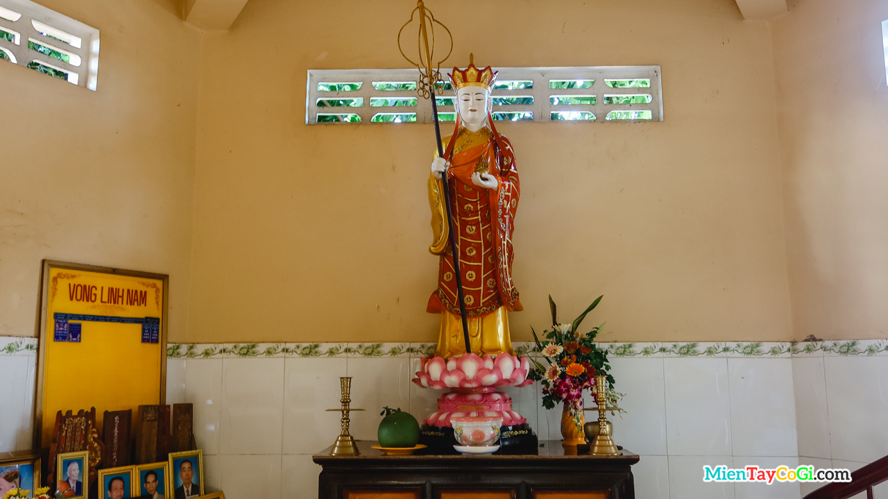 Bên trong nhà chứa tro cốt và cầu an vong linh chùa Phước An