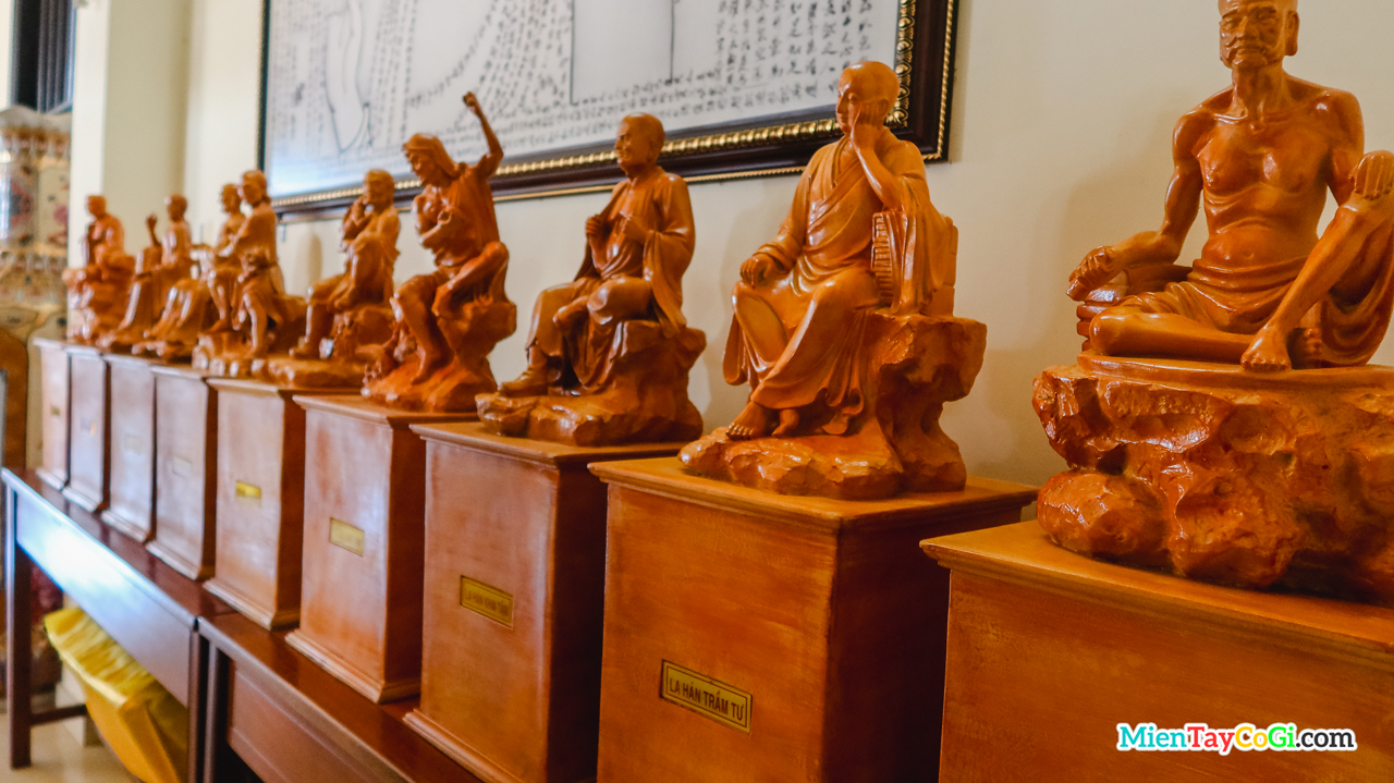 Các tượng La Hán bằng gỗ dọc con đường nối chánh điện với điện thờ Tổ Sư tầng trên chùa Bửu Liên