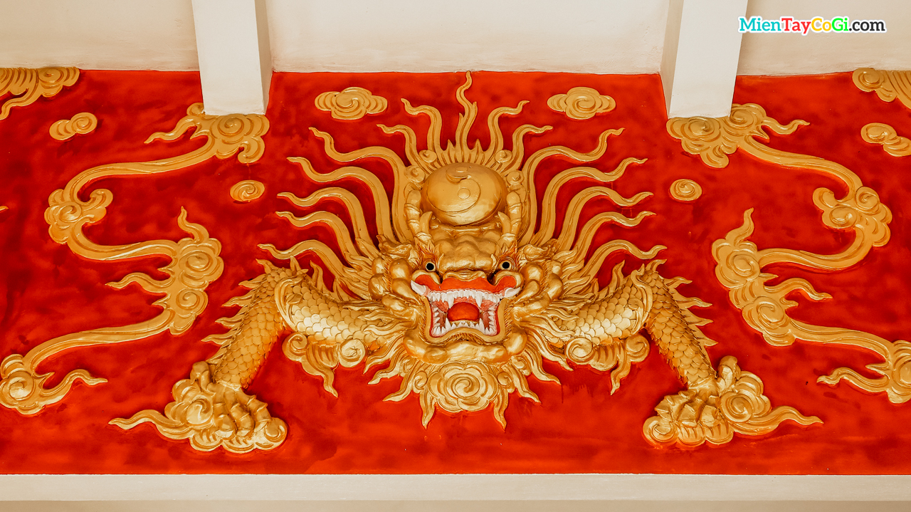 Điêu khắc rồng sơn son thiếp vàng ở chùa Bửu Liên