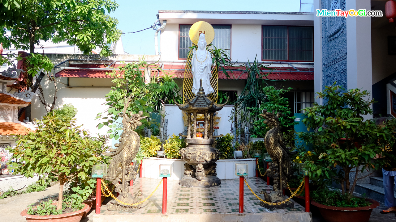 Khu vực thờ Quan Thế Âm Bồ Tát ở sân chùa Bửu Liên Cần Thơ