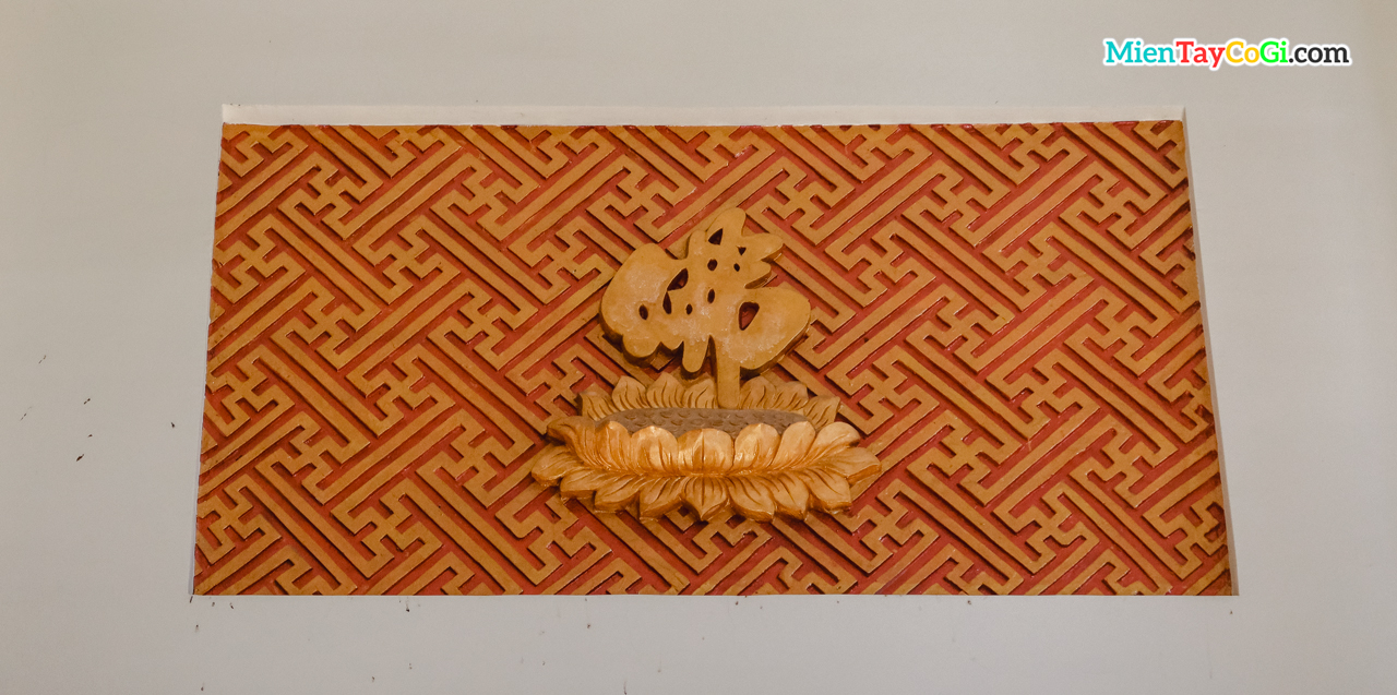 Ký hiệu Phật giáo được in trên tường ở chùa Bửu Liên