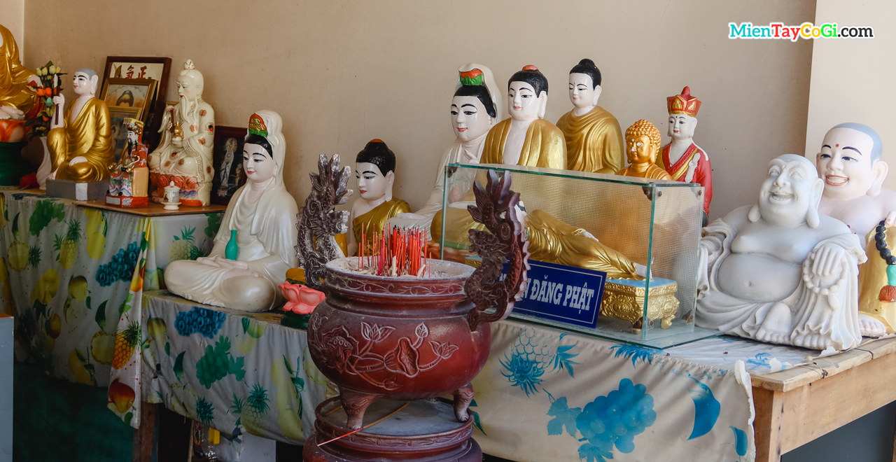 Một số tượng Phật cổ trước đây tại chùa Bửu Liên