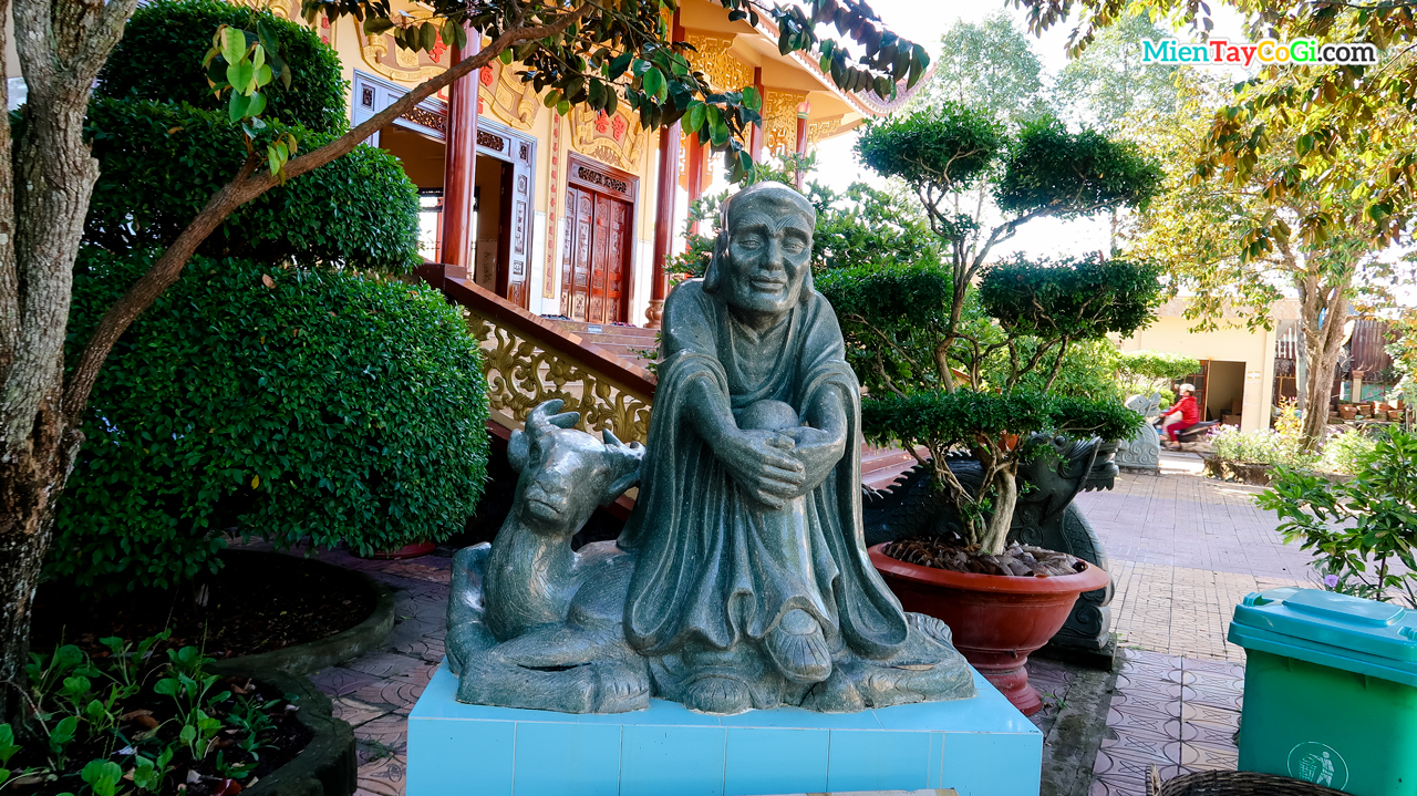 Tượng La Hán bằng với kích cỡ người thật dọc con đường vào phòng thuốc chùa Phước An