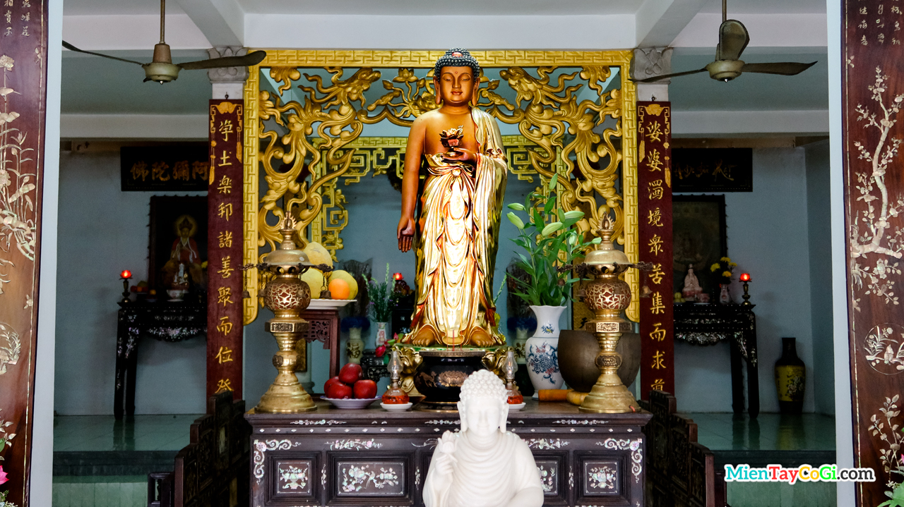 Tượng Phật A Di Đà tư thế đứng đặt trước cửa vào chánh điện cổng phụ