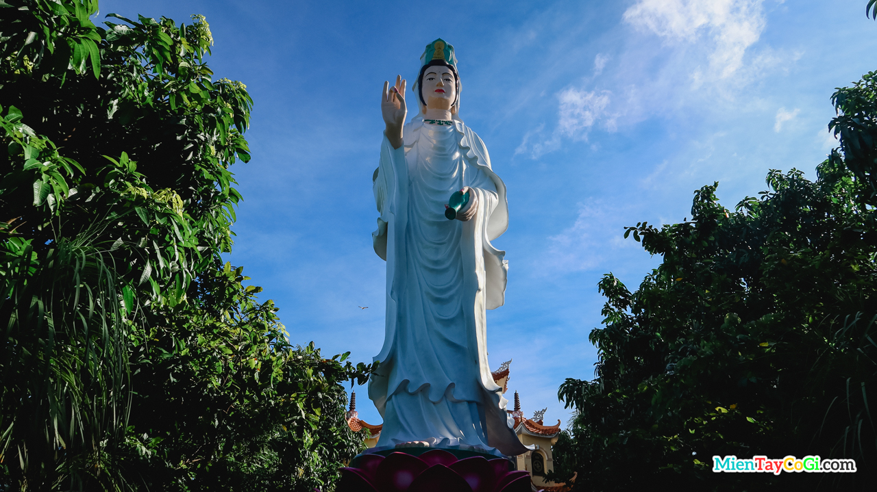 Tượng Quan Thế Âm Bồ Tát tay cầm bình cam lộ của chùa Phước An Cần Thơ