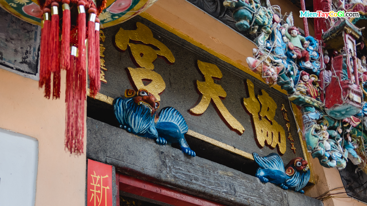 Bảng hiệu chữ Hán Hiệp Thiên Cung trước chánh điện