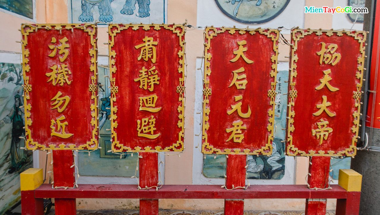 Những biển hiệu chữ Hán