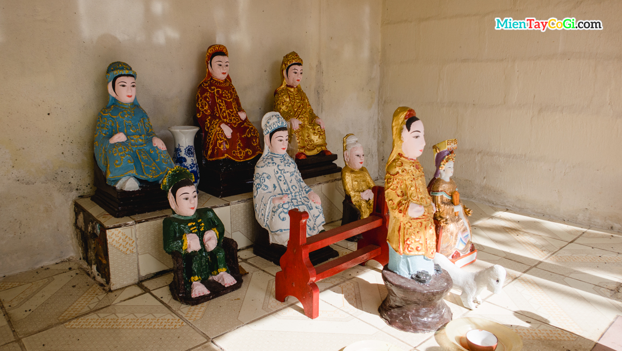 Những bức tượng Ngũ Hành Nương Nương trong ngôi miếu nhỏ