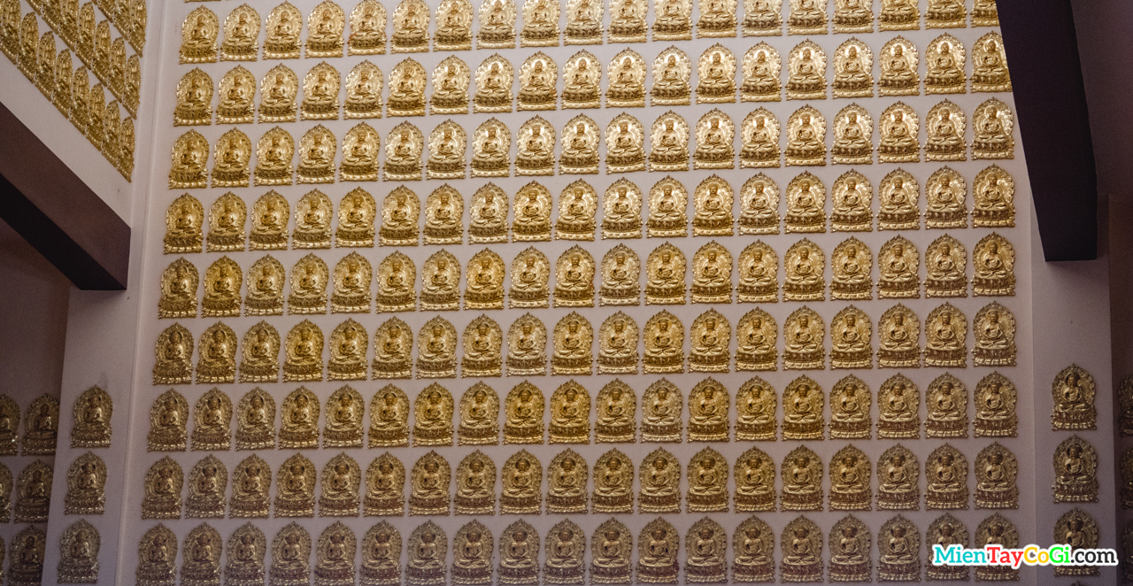 Những tượng Phật vàng cỡ nhỏ được khắc nổi trên tường
