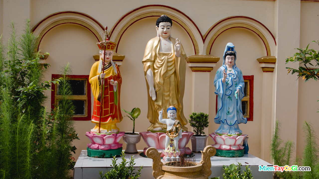 Tượng Phật ở trước Chánh điện chùa Thiên Phước