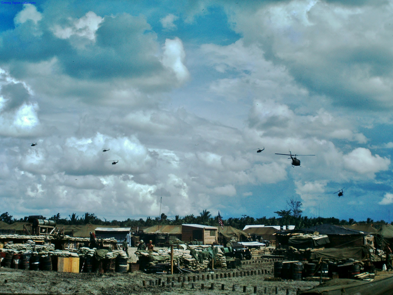 Doanh trại Bình Phước với những trực thăng chiến đấu bay đi và đến liên tục tháng 6 năm 1967 | Photo by Fletcher Clyde