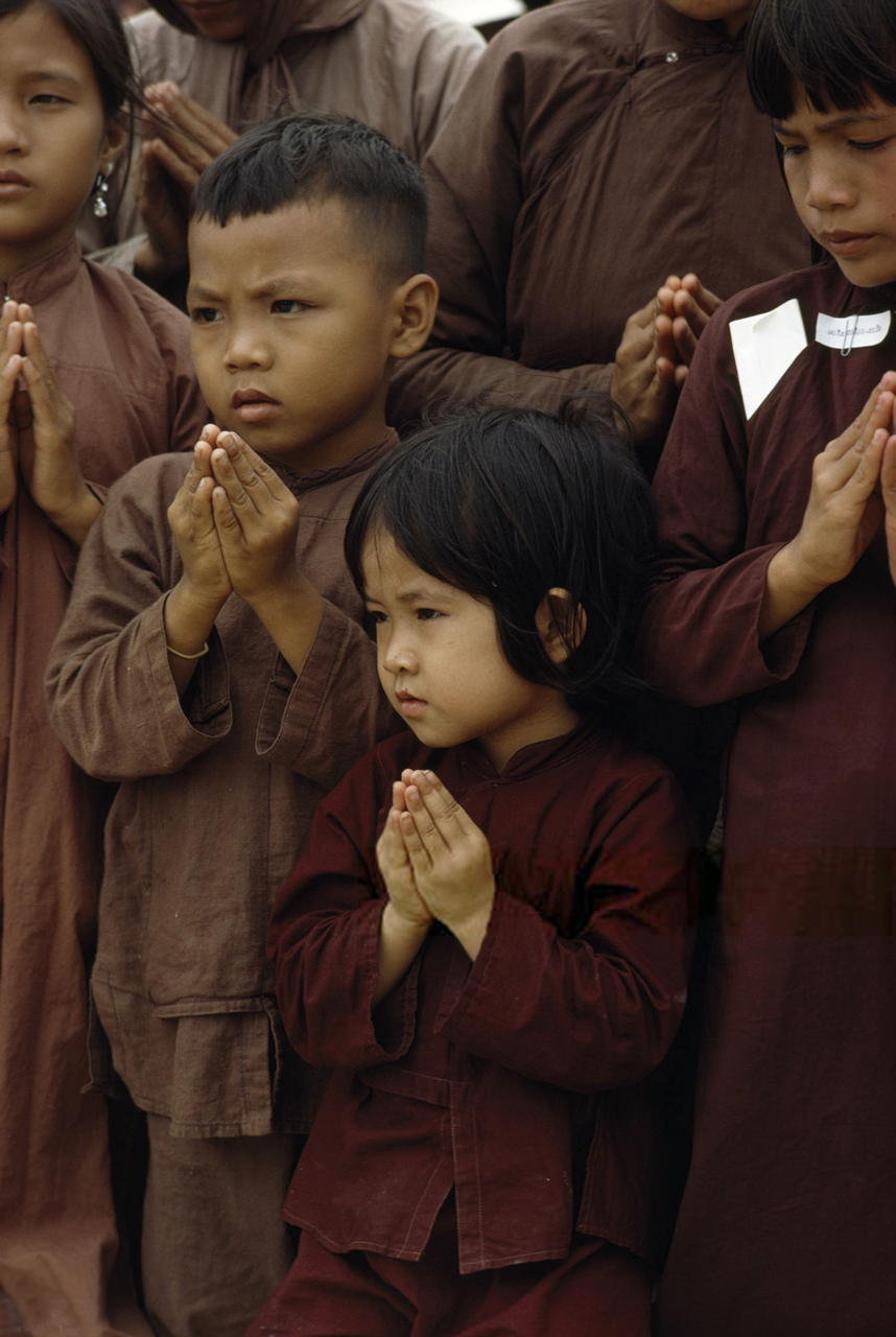 Những đứa trẻ cầu nguyện cho hòa bình kỷ niệm ngày quân Nhật đánh bom ở miền Nam