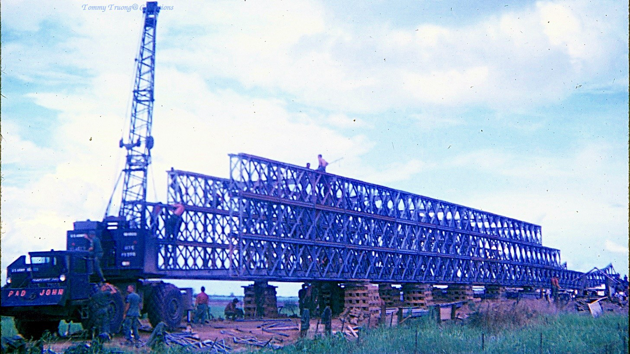 Cầu Bến Lức được Mỹ thi công xây dựng khi cầu của Pháp xây trước đây bị hư hại bởi chiến tranh